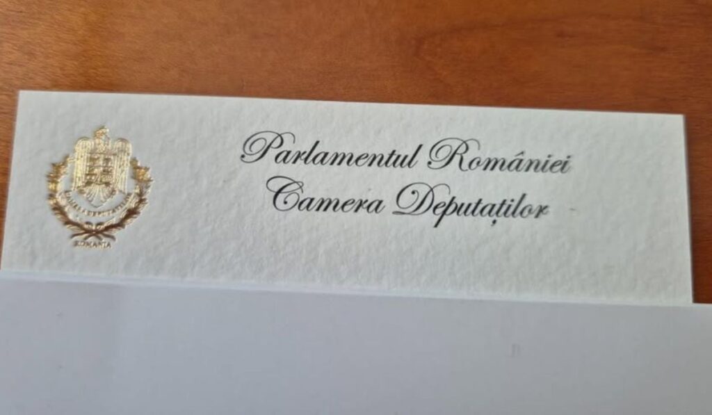 Cărţile de vizită se fac cu foiţă de aur și se decontează prin protocol, la Parlament. O sută de bucăţi costă 310 lei: „Am fost un pic şocat”