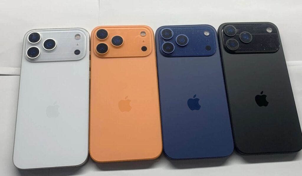 Mockup-uri cu iPhone 17 Pro de culori argintiu, portocaliu, albastru și negru.