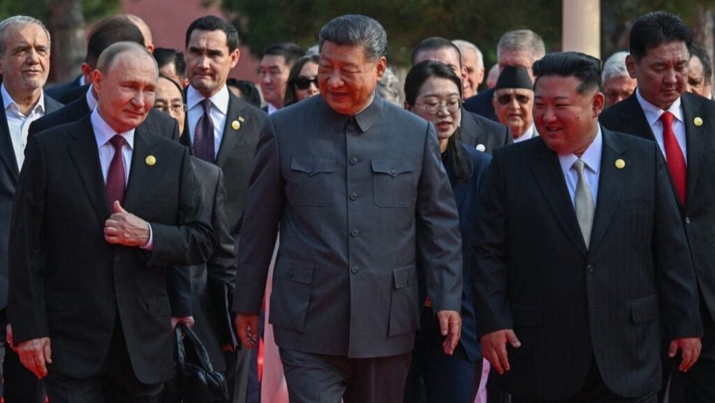 Președintele Chinei, Xi Jinping (Centru), liderul Coreei de NordKim Jong-un (dreapta) și președintele Rusiei Vladimir Putin (stânga) sosesc la o recepție în Marea Sală a Poporului, după o paradă militară care marchează cea de-a 80-a aniversare a victoriei asupra Japoniei și sfârșitul celui de-al Doilea Război Mondial, la Beijing, pe 3 septembrie 2025.