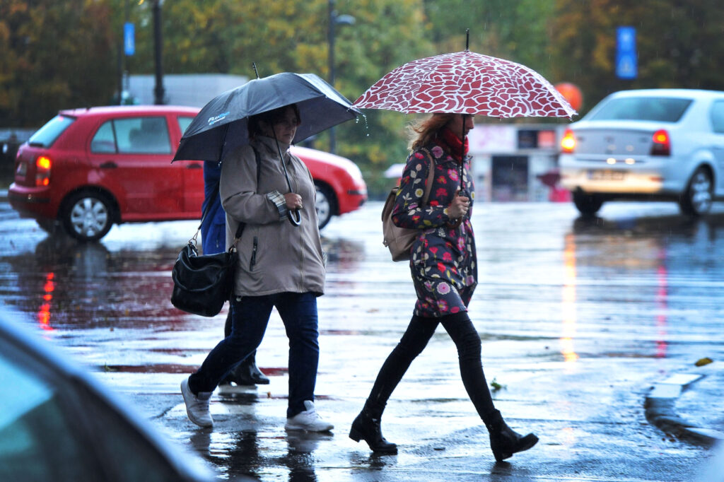 început de octombrie rece și ploios, urmat de temperaturi normale