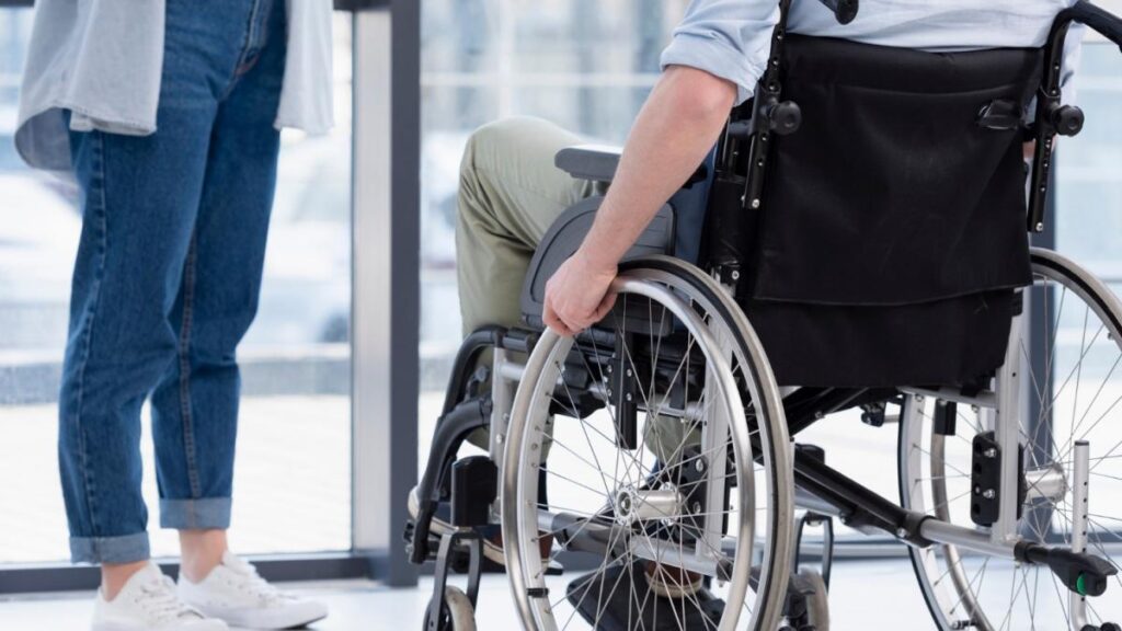 interzicerea cumulului salariului cu pensia de handicap. De șapte ani, Codul Muncii este neconstituțional
