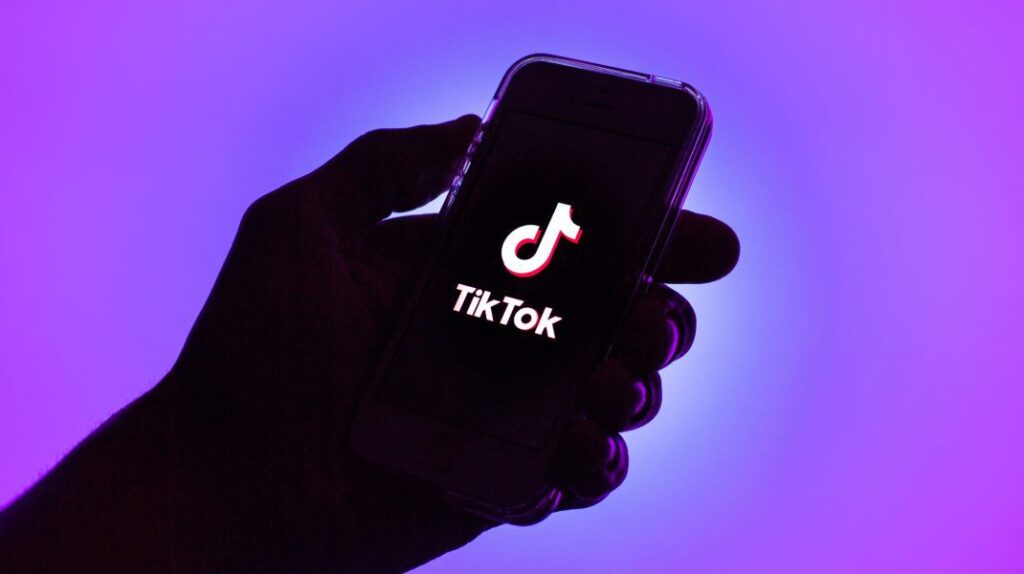 limitați timpul petrecut pe TikTok la toaletă pentru a reduce riscul de hemoroizi