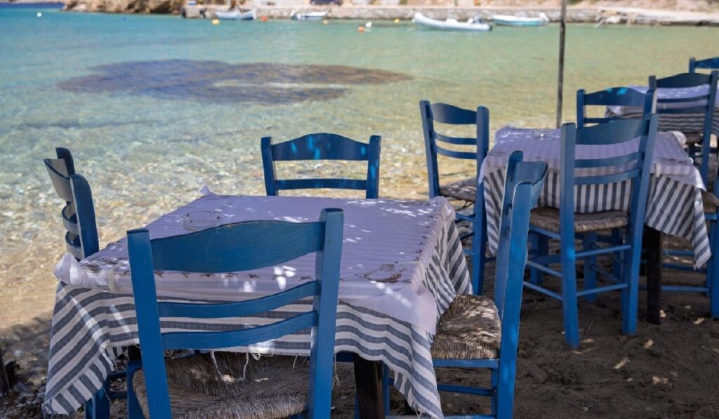 Taverna tradițională grecească pe plajă, Porto Kagio, Mani de Est, Peloponez, Grecia, Europa