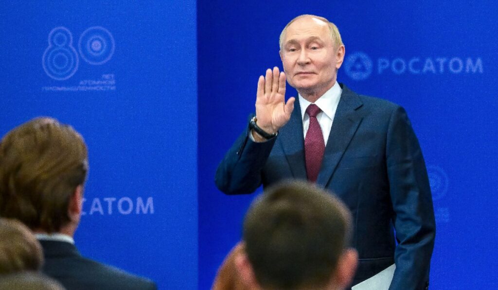 Președintele rus Vladimir Putin participă la o întâlnire cu personalul din industria nucleară în timpul unei vizite la Centrul Federal Nuclear Rus - Institutul All-Russian de Cercetare Științifică în Fizică Experimentală (VNIIEF) din Sarov, regiunea Nijni Novgorod, Rusia. - 22 august 2025