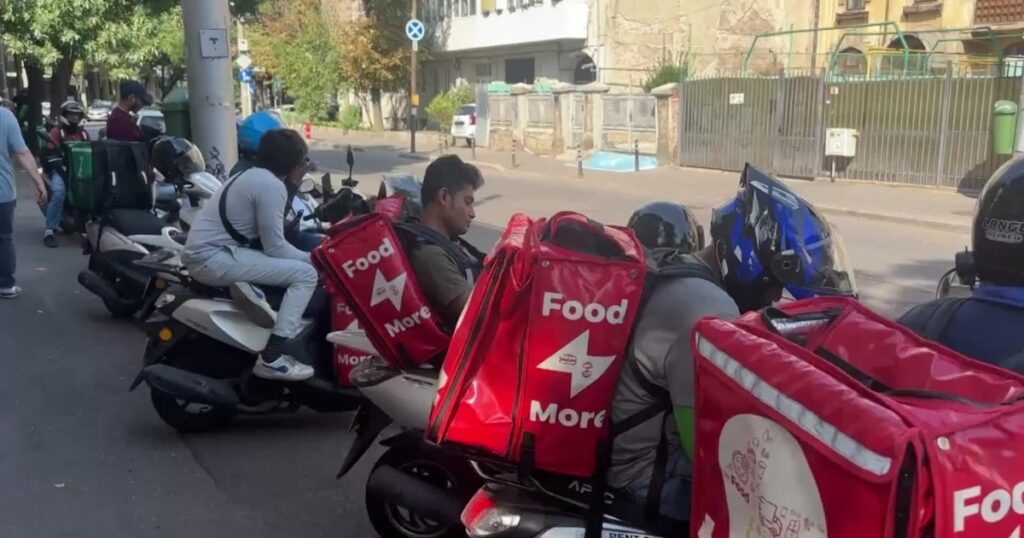 românii o evită, străinii se implică, extremiștii se agită
