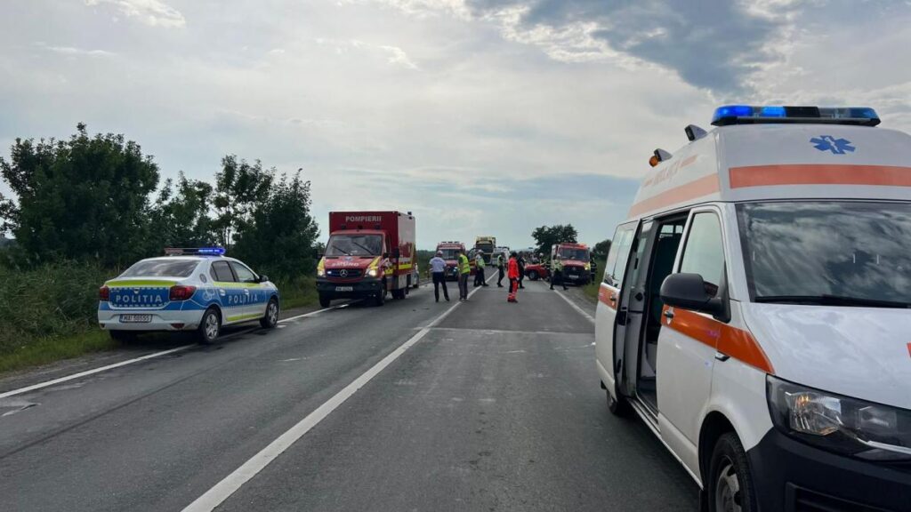 șase persoane, inclusiv două fetițe, transportate la spital după o coliziune