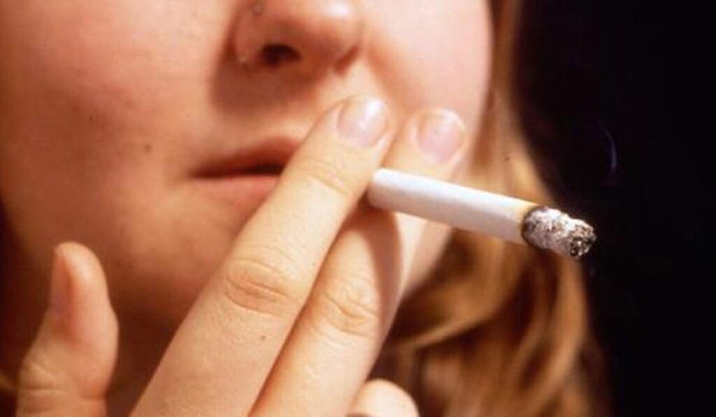Femeie surprinsă în timp ce fumează