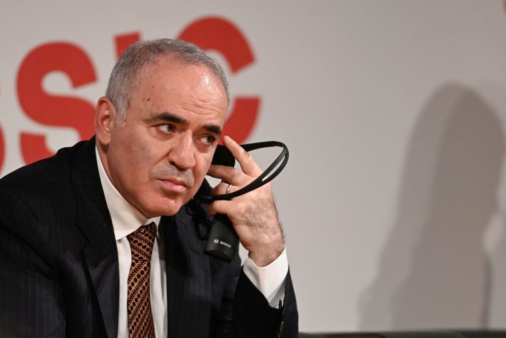 Kasparov îl critică pe Nicușor Dan: „A-ți arăta frica față de un dictator nu face decât să garanteze rezultatul de care te temi”