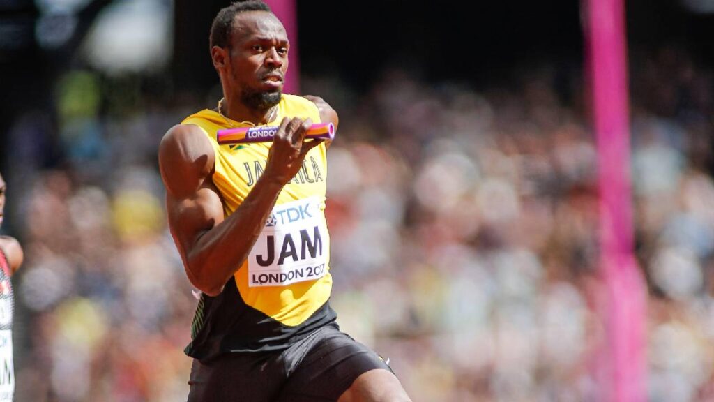 Usain Bolt participând la ștafeta 4x100 m la Campionatele Mondiale de Atletism de la Londra 2017. E îmbrăcat în galben și ține un baton în mâini