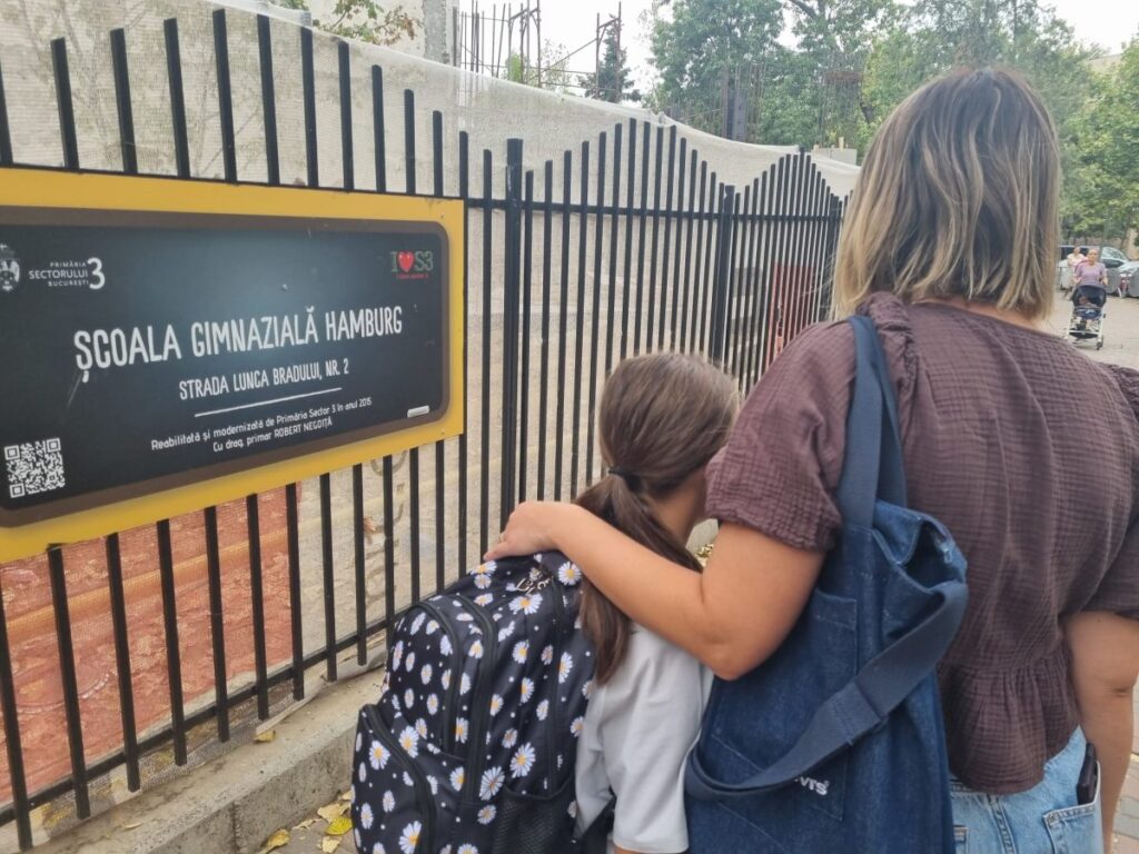 Elevă de clasa a treia împreună cu mama la scoala Hamburg din București.