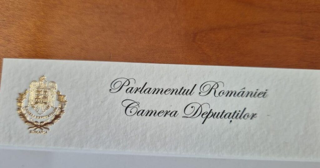 „Cu foiță de aur”. Un deputat a rămas șocat când a aflat cum sunt făcute cărțile de vizită ale parlamentarilor: „Realitatea bate gluma” „Cu foiță de aur”. Un deputat a rămas șocat când a aflat cum sunt făcute cărțile de vizită ale parlamentarilor: „Realitatea bate gluma”