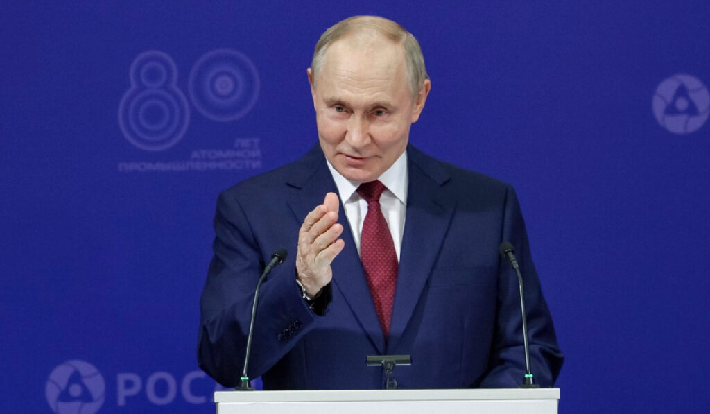 Președintele rus Vladimir Putin ține un discurs în cadrul unei întâlniri