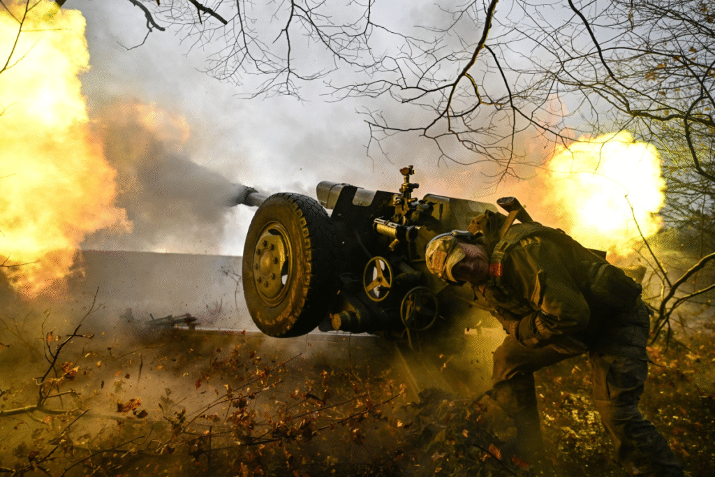 Un soldat rus trage cu tunul asupra pozițiilor inamice, august 2024