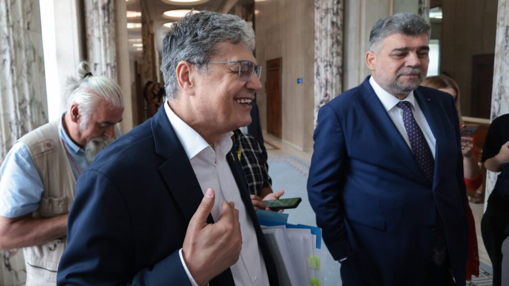 Discuții pe holurile Guvernului, în august 2024, între jurnaliști, Marcel Ciolacu (premier PSD) și Marcel Boloș (ministru PNL de Finanțe)