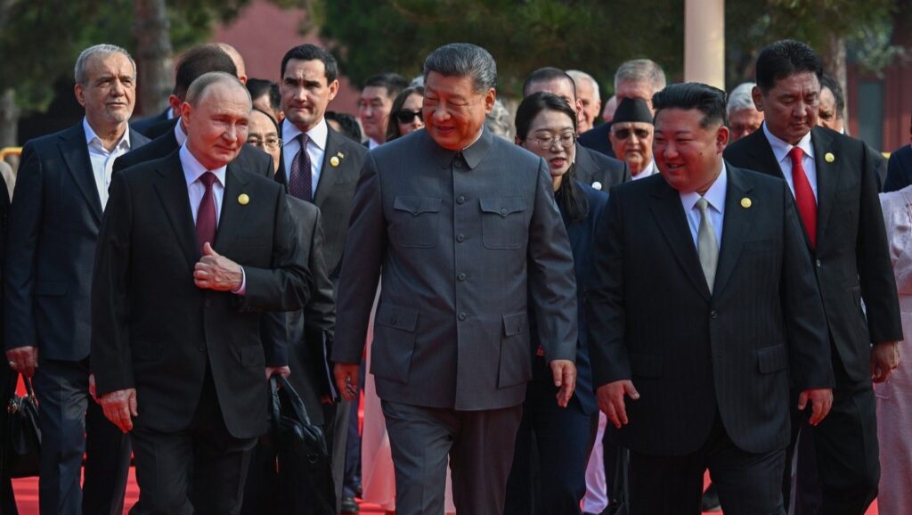 În prim-plan, Xi Jinping (centru), Vladimir Putin (stânga) și Kim Jong-un (drapta), în fruntea unei delegații de lideri străini Foto: Profimedia