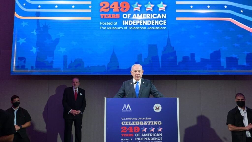 „Războiul se poate încheia imediat” Benjamin Netanyahu ține un discurs la o recepție a Ambasadei Statelor Unite la Ierusalim Foto: Profimedia