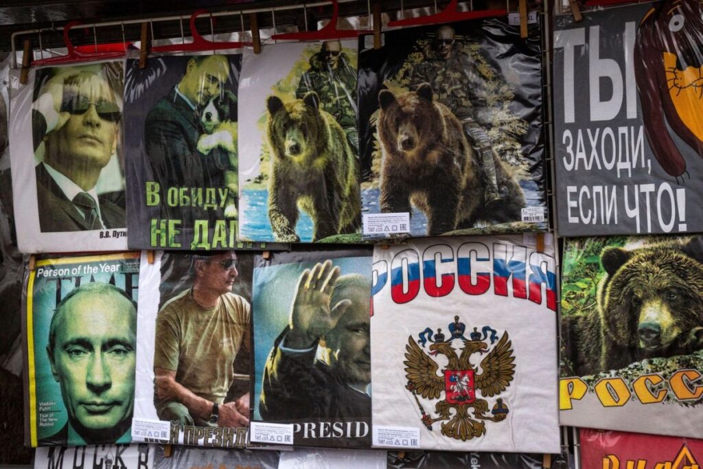Tricouri cu Vladimir Putin și cu „ursul rusesc” la tejgheaua unei piețe de suveniruri din Kremlinul Izmailovski din Moscova, Rusia, martie 2022.
