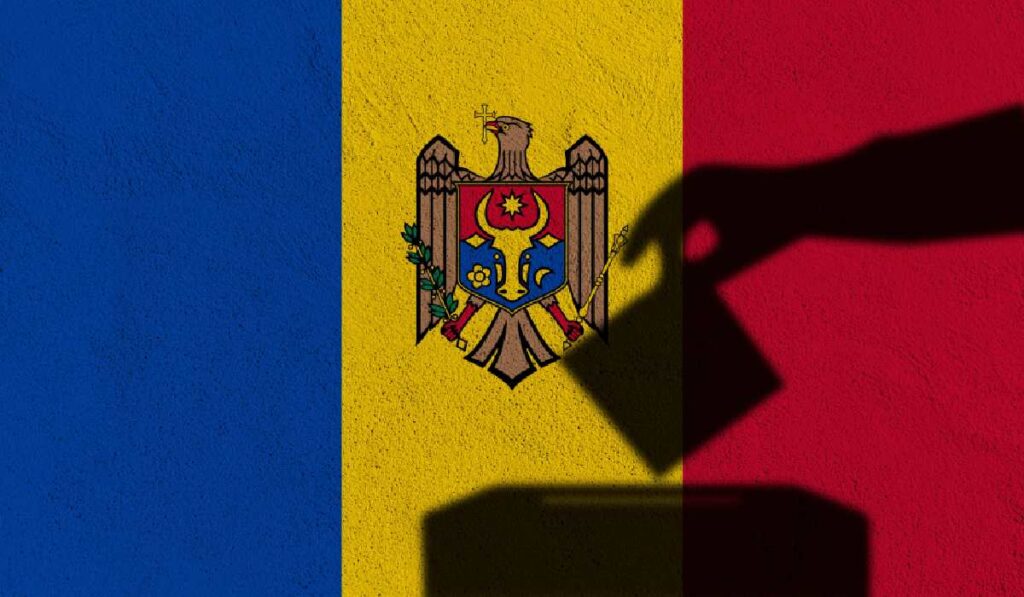 Siluetă mână - vot electoral, pe fundal se află steagul Moldovei