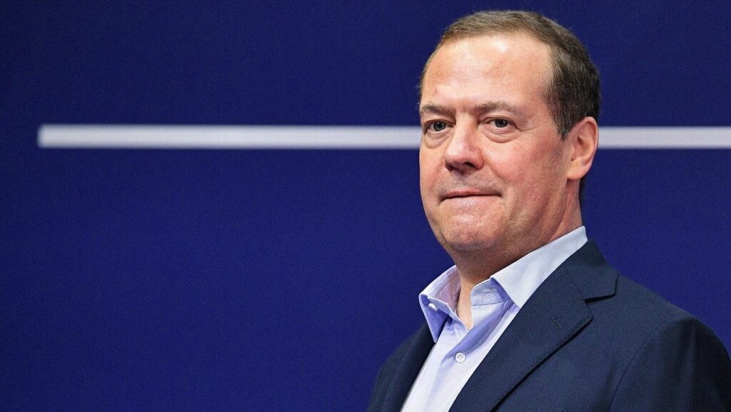 Vicepreședintele Consiliului de Securitate și președintele partidului „Rusia Unită”, Dmitri Medvedev, surprins când își mușcă buza