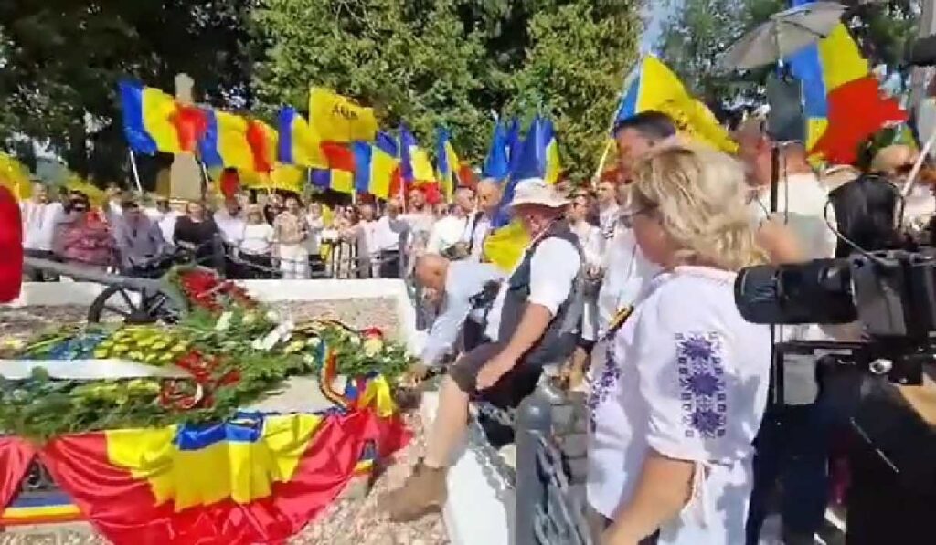 Fotograful lui George Simion s-a urcat pe mormântul lui Avram Iancu pentru a-i face poze liderului AUR, la Țebea