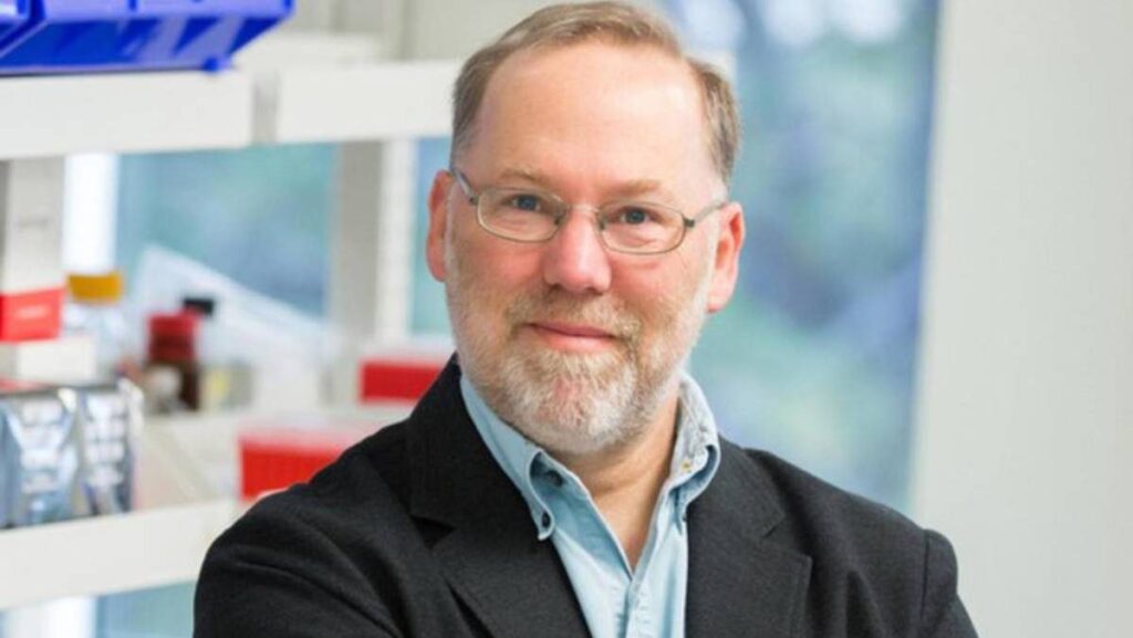 Cercetatorul american Fred Ramsdell, castigator al Premiului Nobel pentru Medicina, in 2025, in camasa bleu si sacou negru