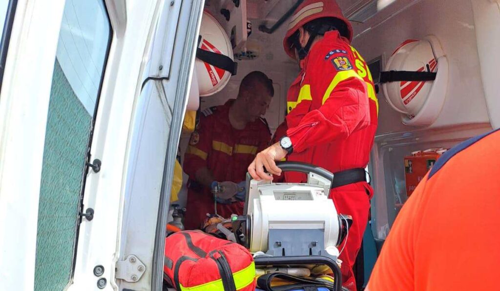 Echipajul de pe ambulanță asigura ajutor medical