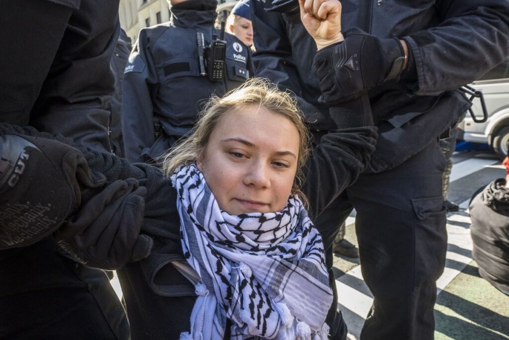 Activiști eliberați din Gaza afirmă că Greta Thunberg a fost bătută și umilită: „A fost torturată grav”
