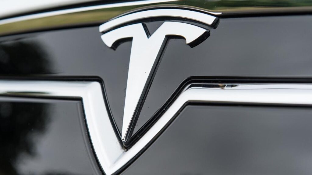 Anchetă la Tesla după ce mașinile „autonome” au trecut pe roșu și au circulat pe contrasens