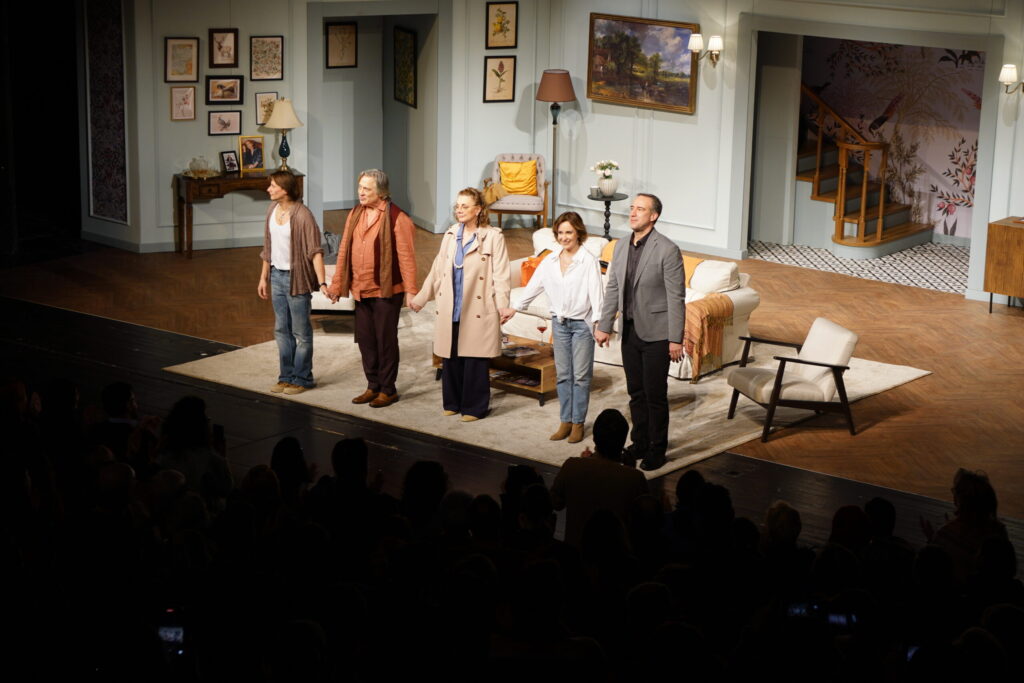 Antiportret de familie, Dragi părinți și Regina Mamă, trei spectacole de teatru, o temă universală