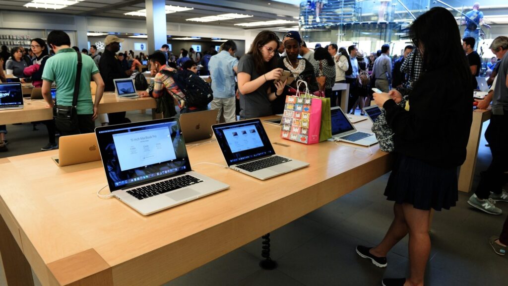 magazin Apple cu un display de laptopuri macbook
