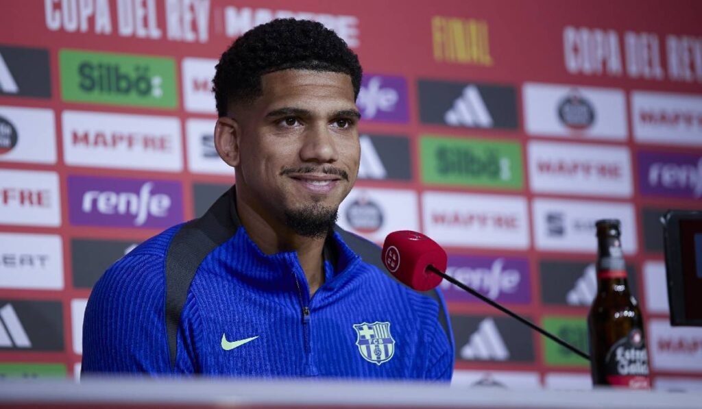 Ronald Araujo de la FC Barcelona participă la conferința de presă dinaintea meciului de fotbal al Cupei Spaniei, Copa del Rey, dintre Real Madrid și FC Barcelona, ​​care se va desfășura pe stadionul La Cartuja, pe 25 aprilie 2025, la Sevilla, Spania.