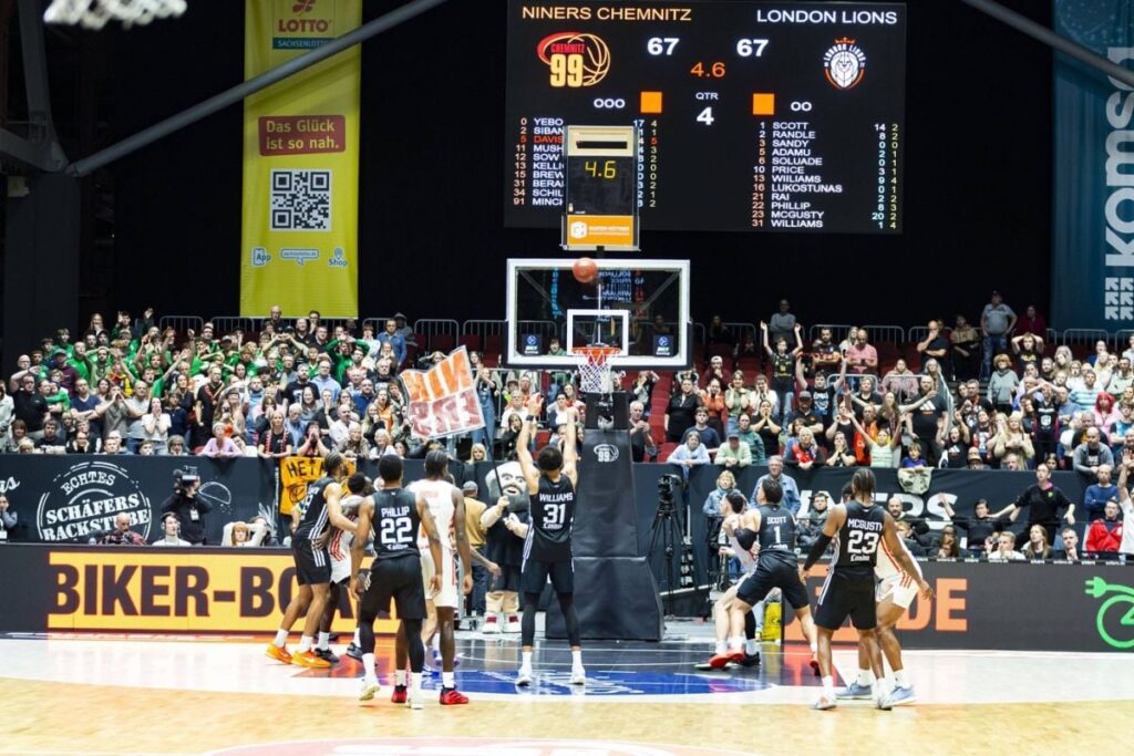 Fază dintr-un meci de baschet disputat în EuroCup, 22 octombrie 2025