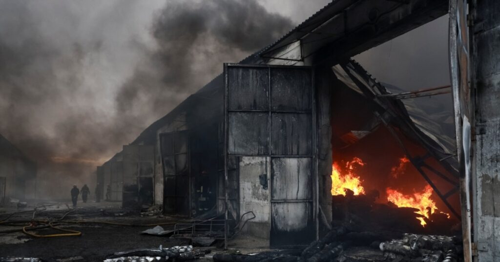 Atacurile rusești provoacă mai multe incendii la Odesa. Ucraina atacă și ea un depozit de combustibil din Crimeea ocupată