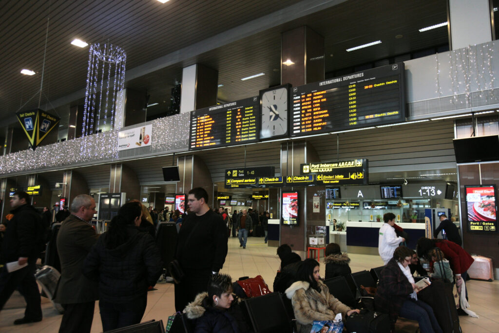 Aterizare de urgență la Otopeni. Patru pasageri ai cursei Istanbul-Londra, intoxicați cu fum / Ce a declarat British Airways