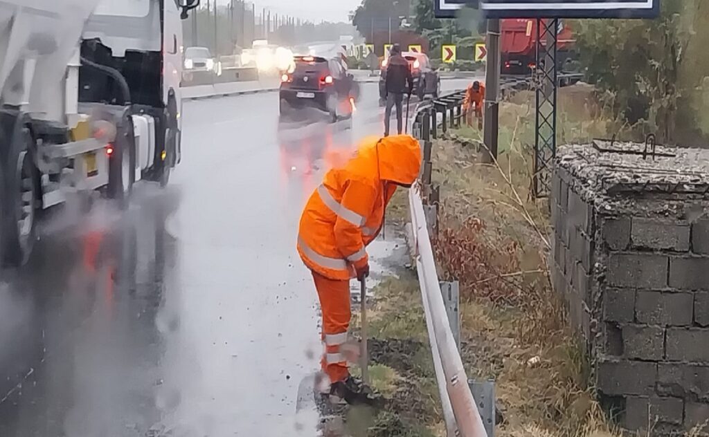 Au loc intervenții pentru menținerea carosabilului curat în urma fenomenelor meteo