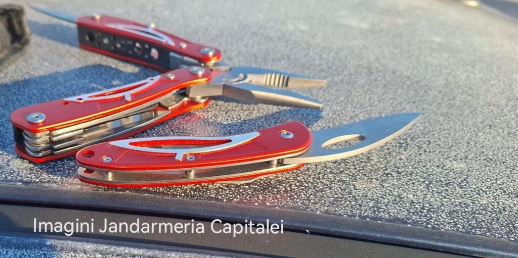 Bărbat cu cuțit și unealtă multifuncțională, prins de jandarmi lângă protestul din Piața Victoriei Bărbat cu cuțit și unealtă multifuncțională, prins de jandarmi lângă protestul din Piața Victoriei