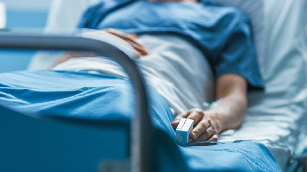 Bărbatul peste care s-a prăbușit un copac, aseară, în drum spre Păltiniș, are fracturi craniene. A fost operat și se află la ATI