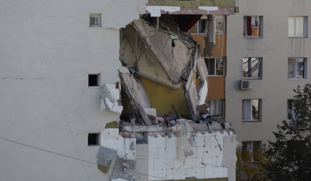 Două etaje complet distruse ale blocului care a explodat n București, plafonul dintre etaje a căzut complet, lăsând o gaură uriașă în fațada blocului.