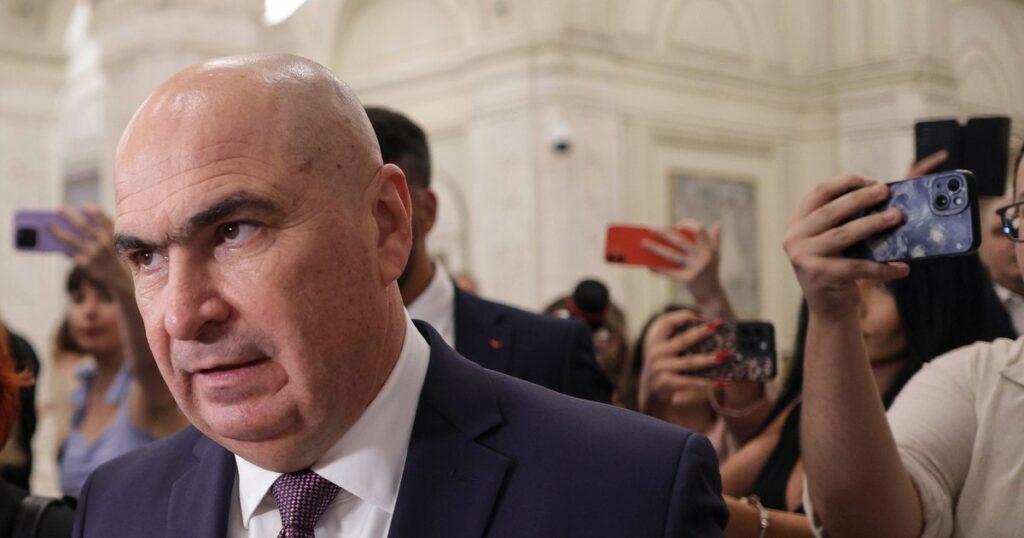 Bolojan, despre vila de protocol în care a fost acuzat că a stat ilegal: „Nu huzuresc, nu am intrat pe geam, doar dorm” Bolojan, despre vila de protocol în care a fost acuzat că a stat ilegal: „Nu huzuresc, nu am intrat pe geam, doar dorm”