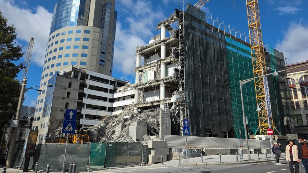 Imagine de sâmbătă, 11 octombrie, cu Bucharest Financial Plaza, la o lună după începerea lucrărilor de demolare