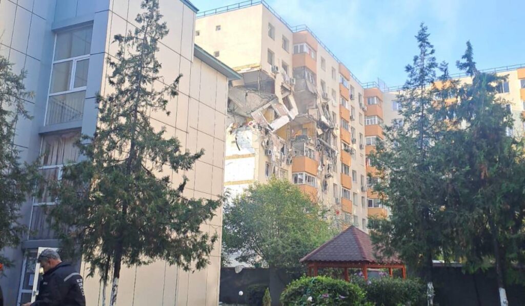 Blocul din Rahova care a explozat și câteva alte clădiri din jur, la etajele unde a avut loc deflagrația se văd pereții căzuți și zidurile dărâmate