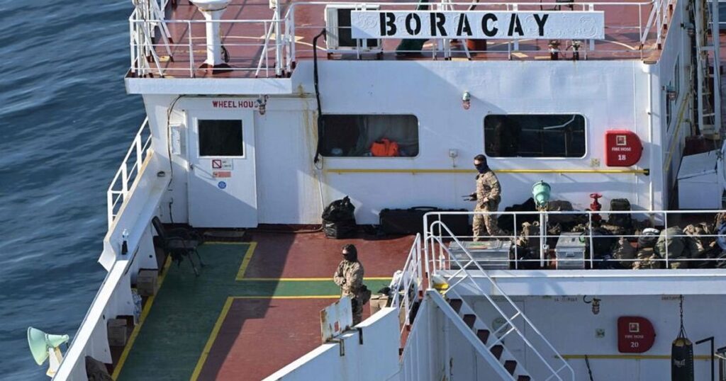 Căpitanul navei „Boracay”, petrolierul rus din „flota fantomă”, va fi judecat în Franța. Putin acuză Franța de piraterie și amenință cu consecințe