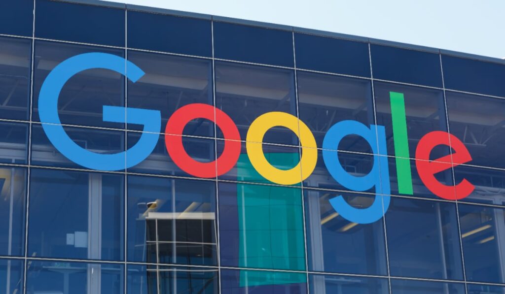 Logo-ul Google pe fațada unei clădiri