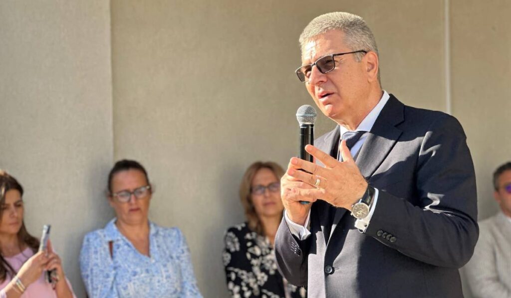 Primarul din Voluntari, Florentin Pandele, în timpul unui eveniment organizat la sediul primăriei, vorbește la microfon și gesticulează