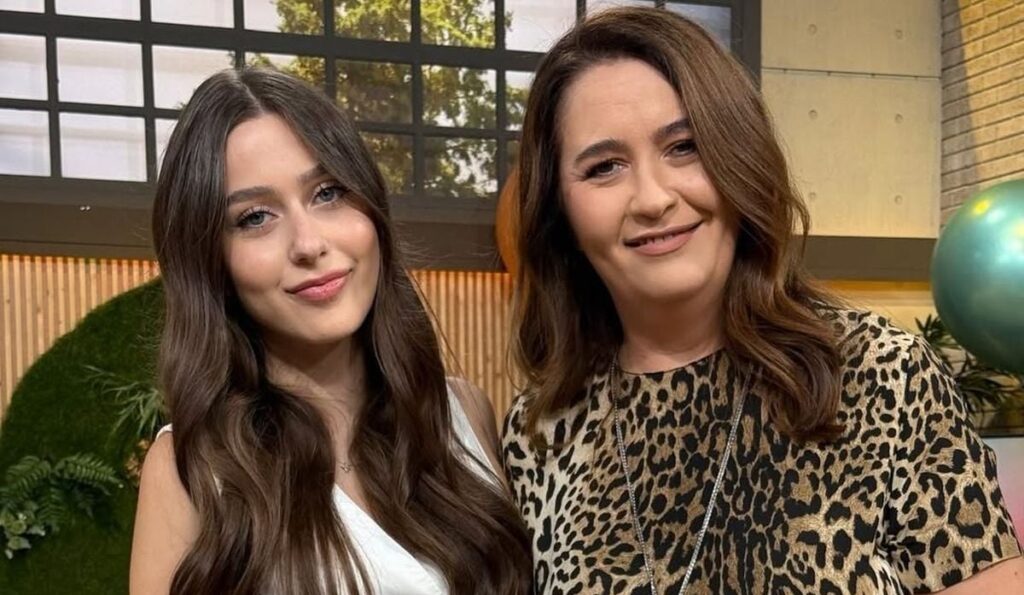 Amalia Năstase alături de fiica ei mai mică, Emma Năstase, în studioul emisiunii „Vorbește Lumea”, de la PRO TV