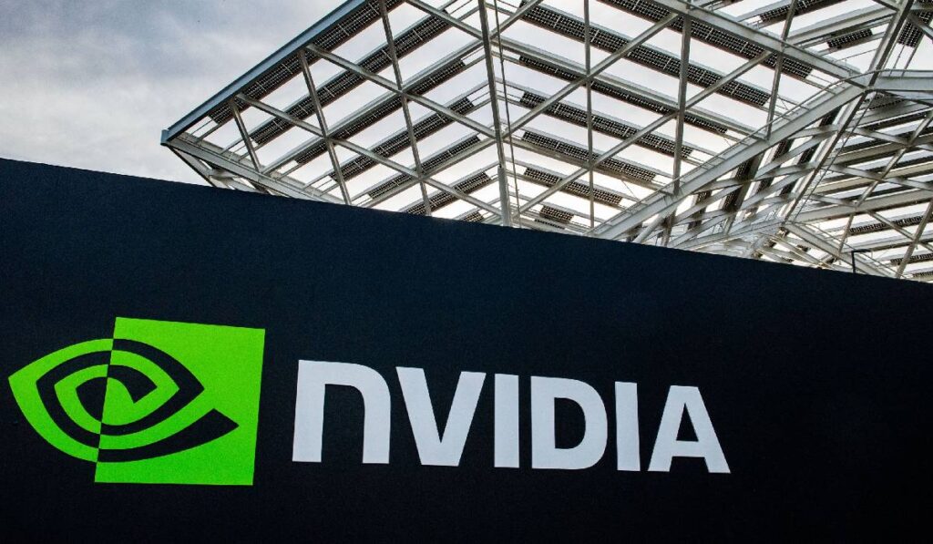 Ce a făcut ca Nvidia să se apropie de valoarea record de 5 trilioane de dolari Sigla companiei de cipuri Nvidia, fotografiată la sediul central din Silicon Valley.