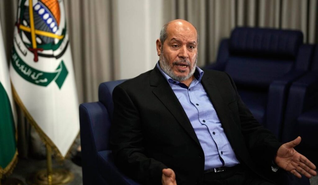 Liderul Hamas Khalil Al-Hayya, în timpul unui interviu, stând jos pe un fotoliu albastru și gesticulând cu ambele mâini