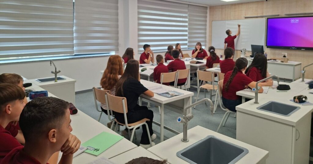Ce-i stresează cel mai mult pe profesorii din România. Predarea pentru elevii cu CES, pe primul loc în nevoia de formare