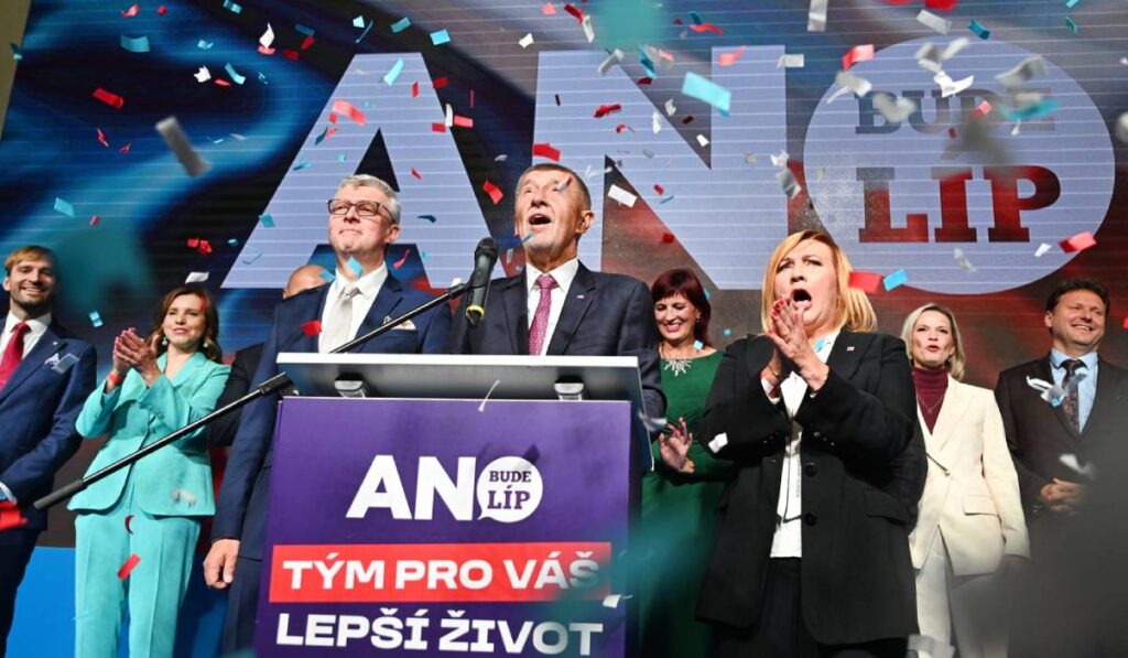 Membrii partidului populist ANO din Cehia sărbătorind rezultatele preliminarii ale alegerilor parlamentare din 2025, în frunste cu Andrej Babis