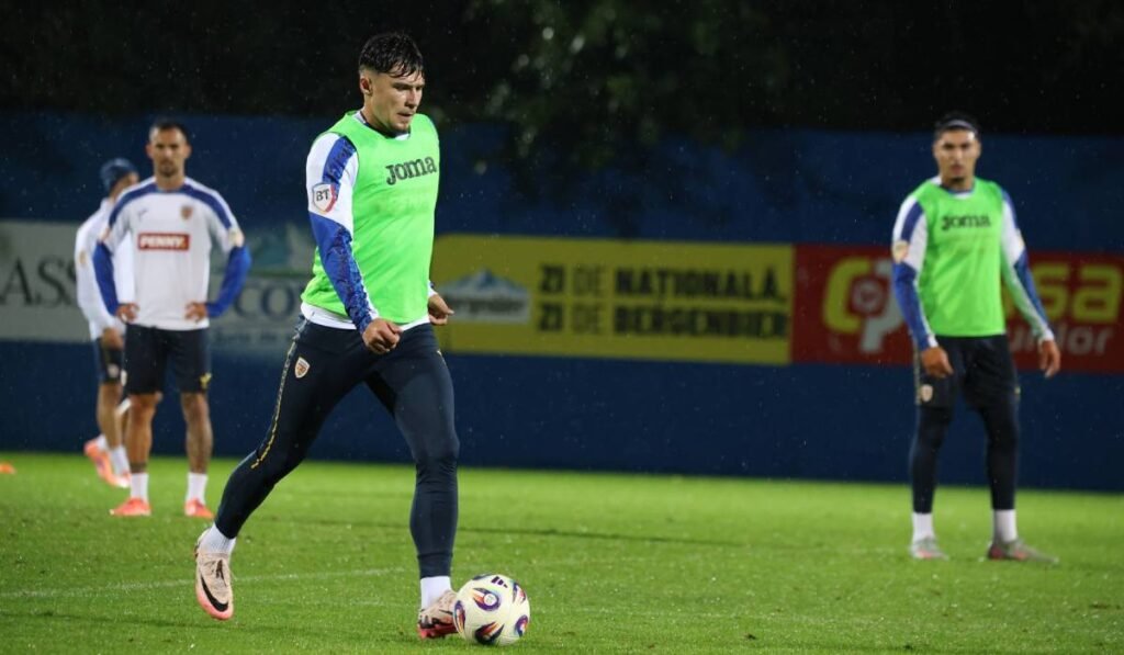 Trei fotbalisti ai echipei nationale a României pe teren, doi cu veste reflectorizante verzi, intr-un antrenament inaintea meciului cu Republi Moldoca, octombrie 2025